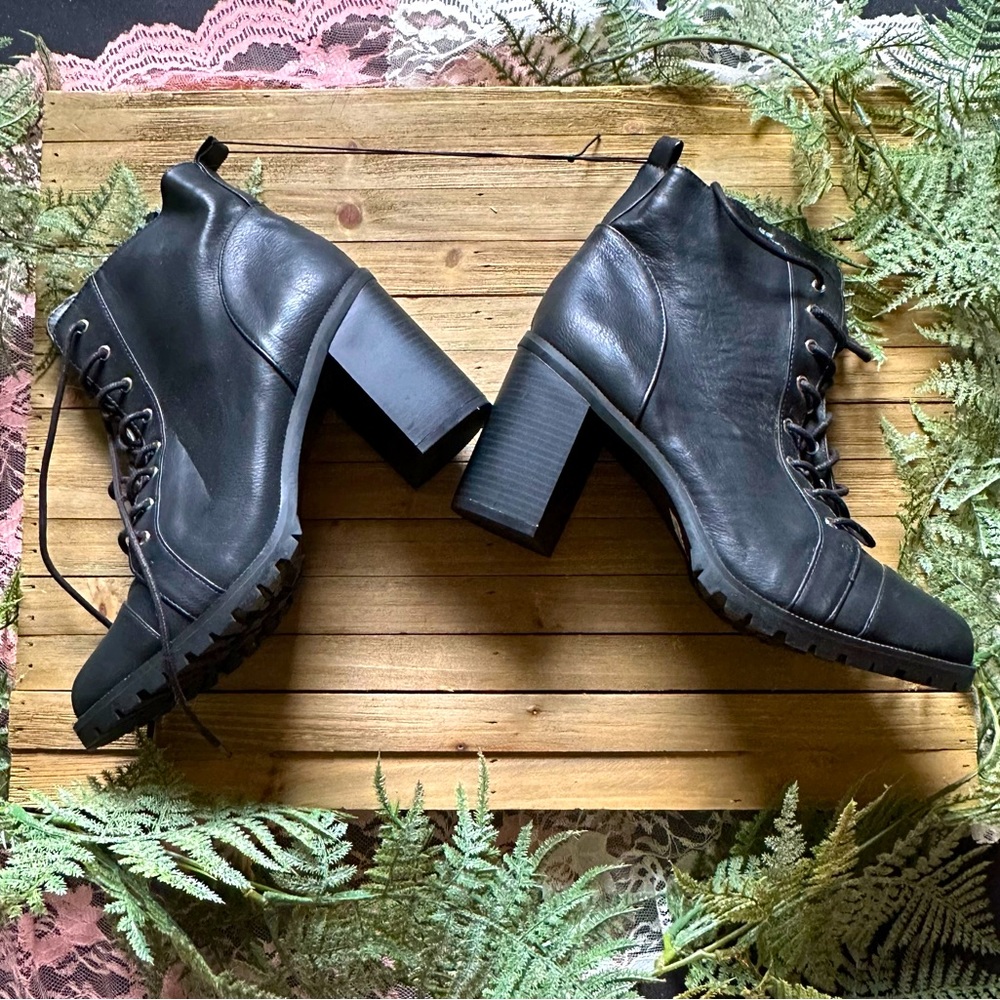 💙 Torrid Black Lace-Up Heeled Booties